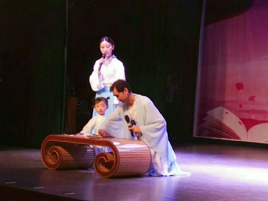 李瑹涵家庭表演诵读节目